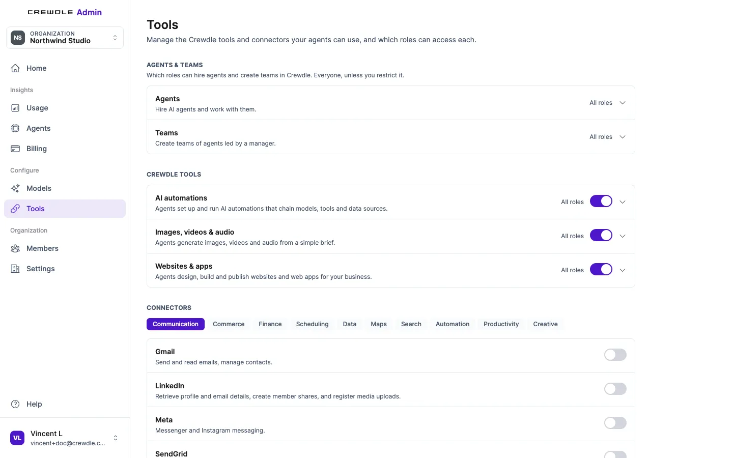 La page Tools de Crewdle Admin : l’accès par rôle aux agents et aux équipes, les outils Crewdle (AI automations, Images, videos & audio, Websites & apps) avec leurs interrupteurs, et les connecteurs regroupés par catégorie