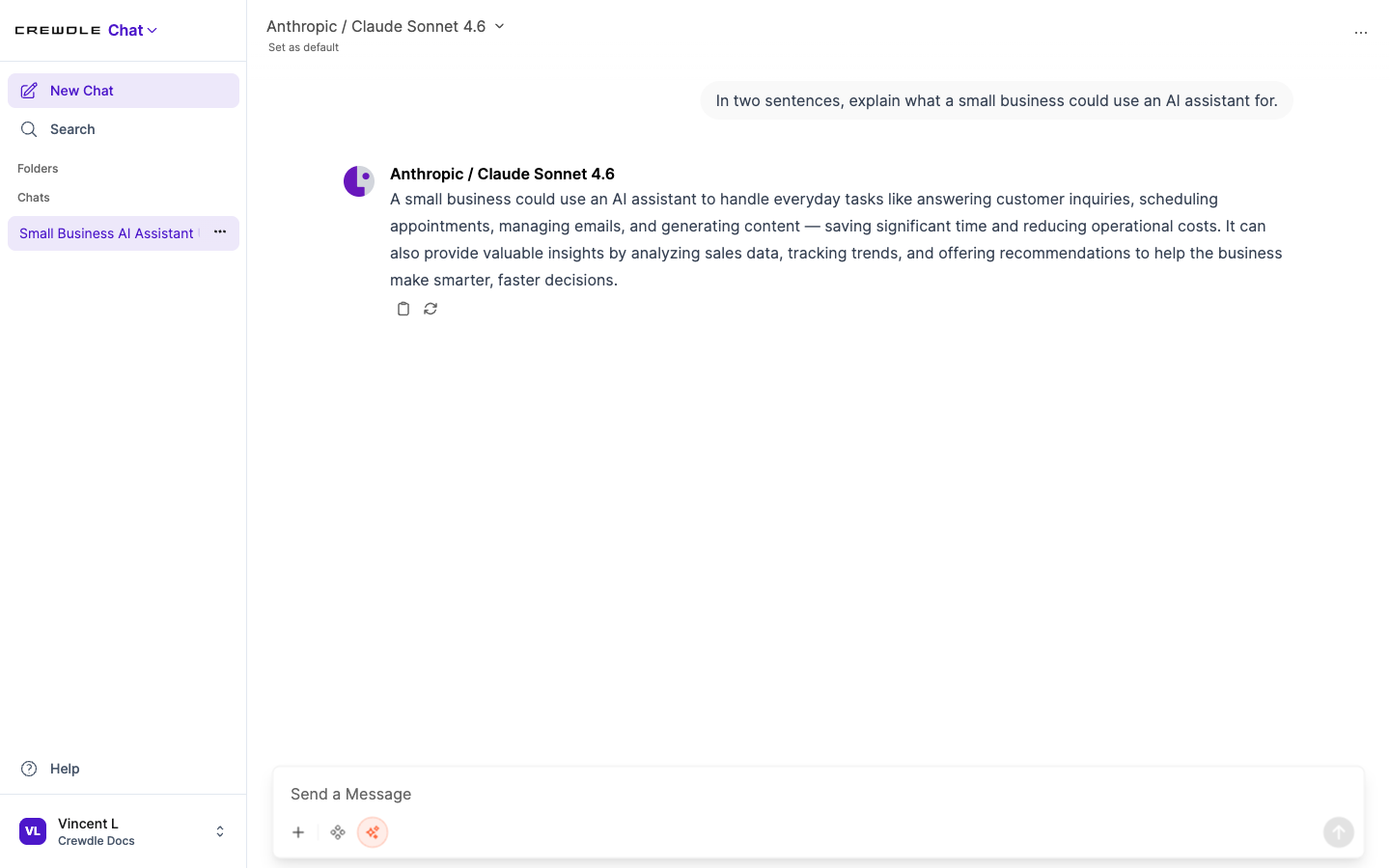 Conversation Crewdle Chat montrant une question et une réponse étiquetée du modèle avec les actions copier et régénérer